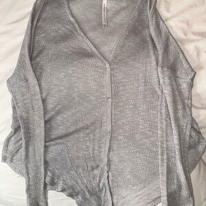 ARITZIA BABATON LIGHT GREY LONG SLEEVE
